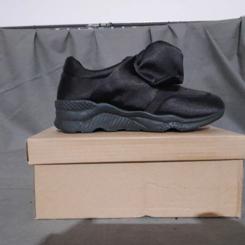 APPROXIMATELY 11 BOXED PAIR OF BLACK BOW TRAINERS IN VARIOUS SIZES TO INCLUDE SIZE 5 