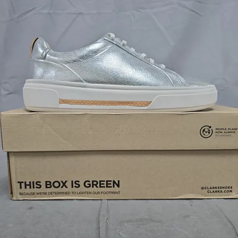 BOXED PAIR OF CLARKS HOLLYHOCK WALK SHOES IN SILVER SIZE UK 8