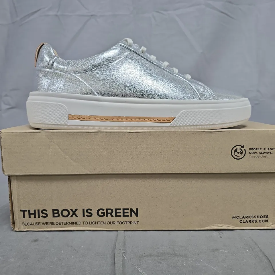 BOXED PAIR OF CLARKS HOLLYHOCK WALK SHOES IN SILVER SIZE UK 8