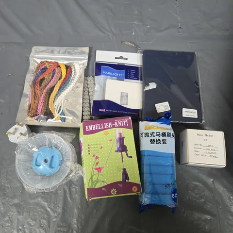 APPROXIMATELY 15 HOUSEHOLD ITEMS TO INCLUDE SPONGES, KNIT KIT, FACE PLATES ETC