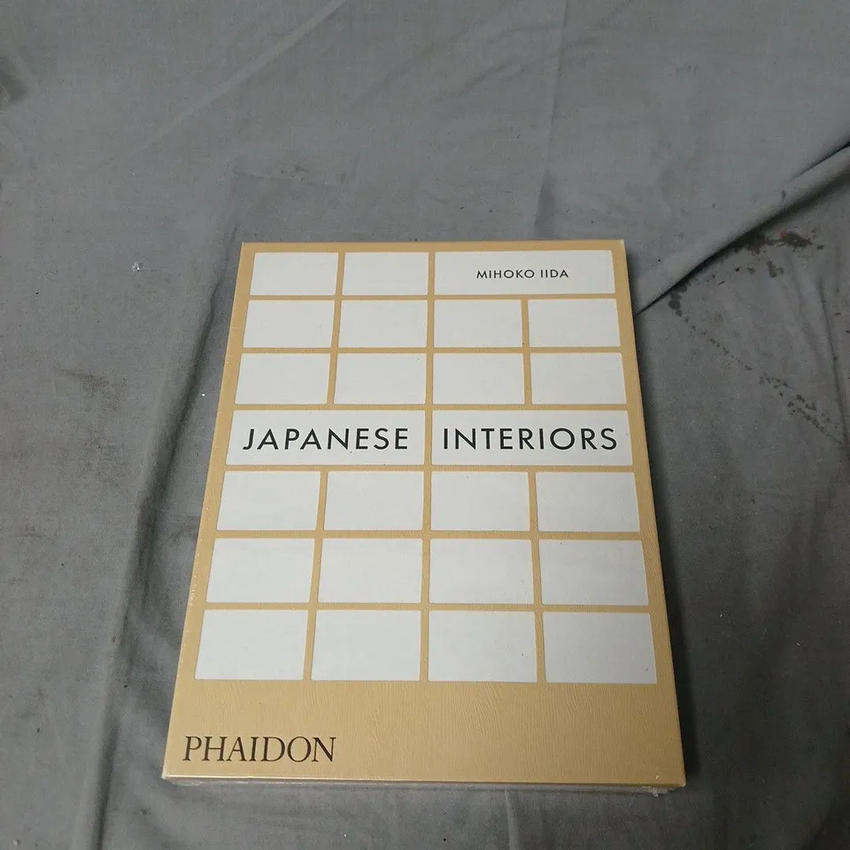 JAPANESE INTERIORS BY MIHOKO IIDA (PHAIDON)