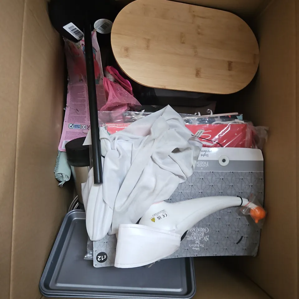 BOX OF APPROX 15 ASSORTED HOUSEHOLD ITEMS TO INCLUDE - BATH MAT, OVEN TRAYS, PONCHO - ETC - COLLECTION ONLY