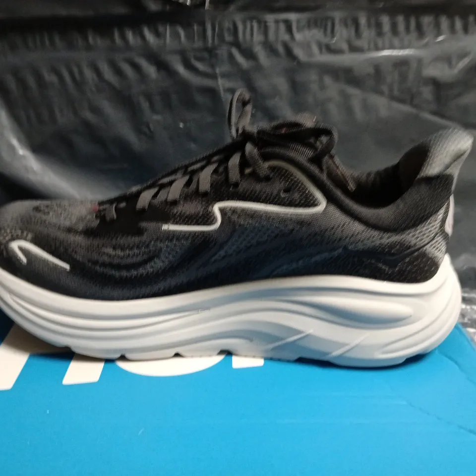 BOXED HOKA CLIFTON TRAINERS IN GREY/WHITE - UK 6.5