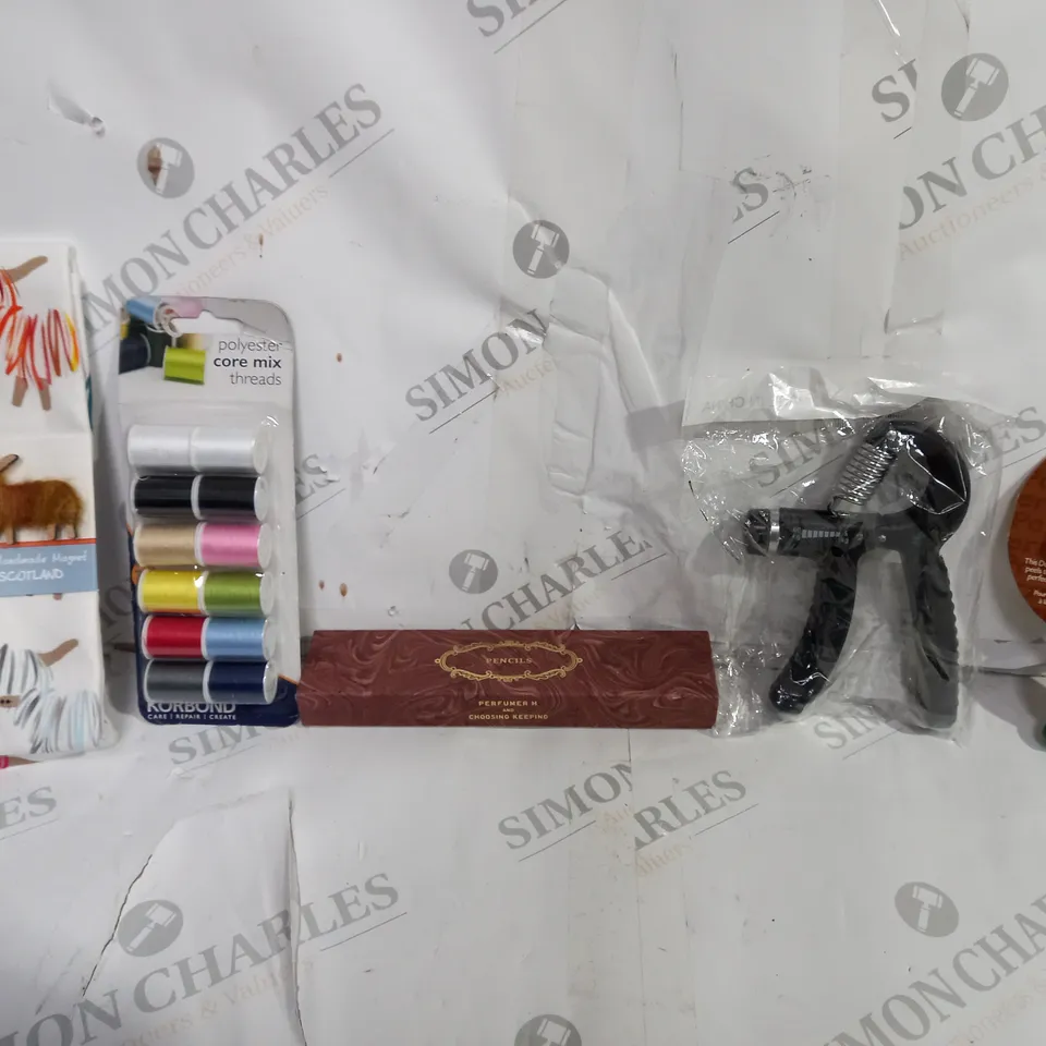 BOX OF APPROXIMATELY 10 ASSORTED ITEMS TO INCLUDE - JOIE SPUD DUDE - GRIP STRENGTH TRAINER - HAIRY COO ECT
