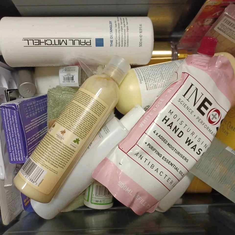 BOX OF APPROX 20 ASSORTED HEALTH AND BEAUTY ITEMS TO INCLUDE - DOVE DEEPLY NOURISHING BODY WASH - INEOS MOISTURISING HAND WASH - PAUL MITCHELL THE DETANGLER ECT 