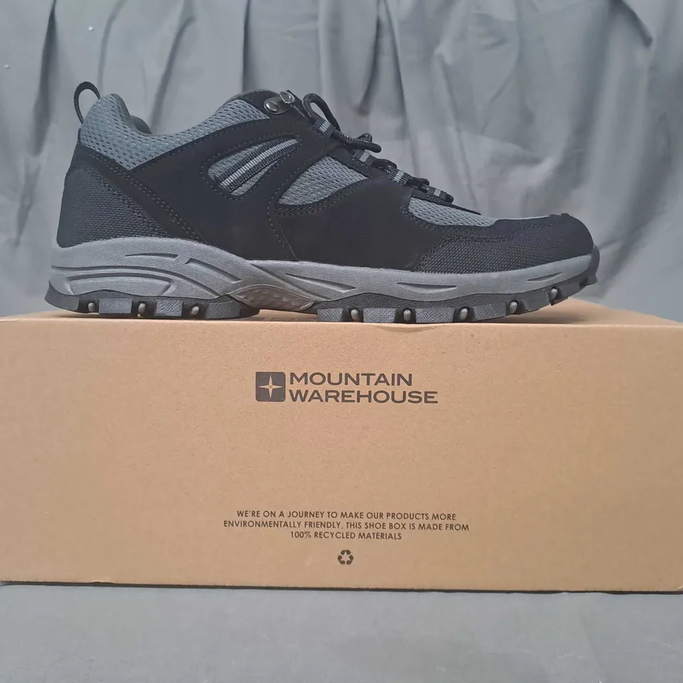 BOXED PAIR OF MOUNTAIN WAREHOUSE MCLEOD WIDE FIT OUTDOOR WALKING SHOES IN BLACK UK SIZE 9