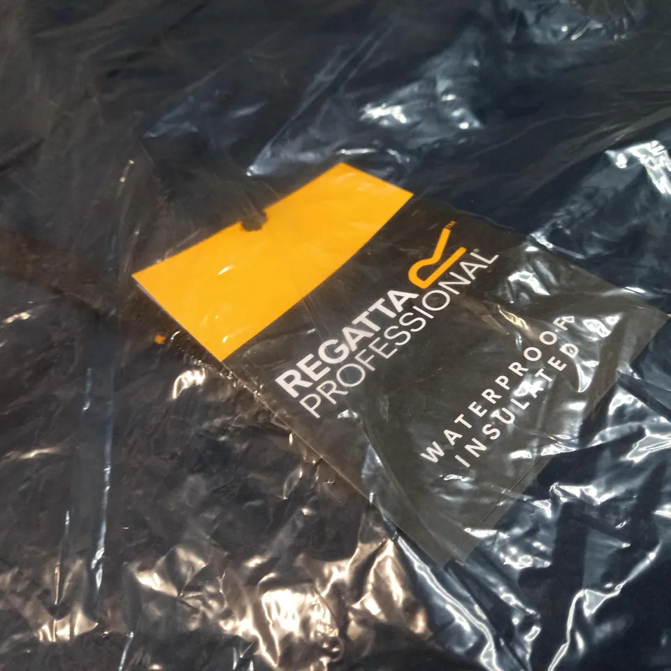 PACKAGED REGATTA PROFESSIONAL NAVY WATERPROOF INSULATED JACKET - MEDIUM