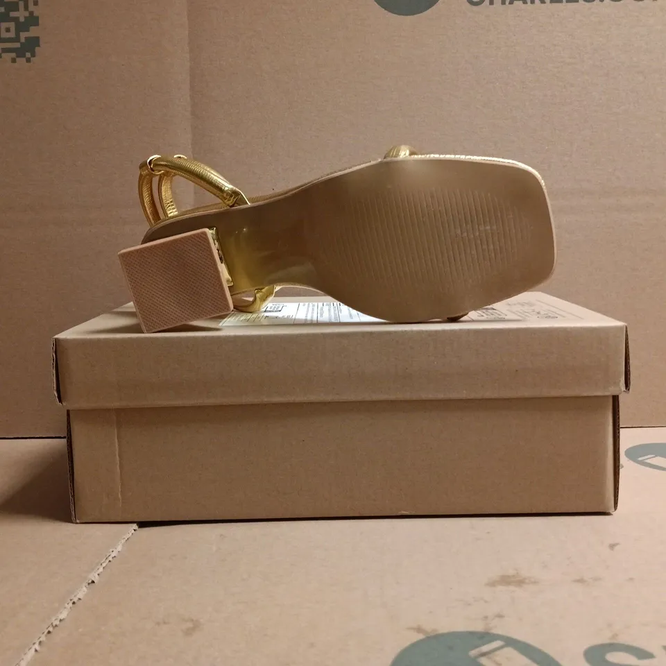 BOXED PAIR OF UNBRANDED OPEN TOE BLOCK HEEL SANDALS IN GOLD SIZE EU 36
