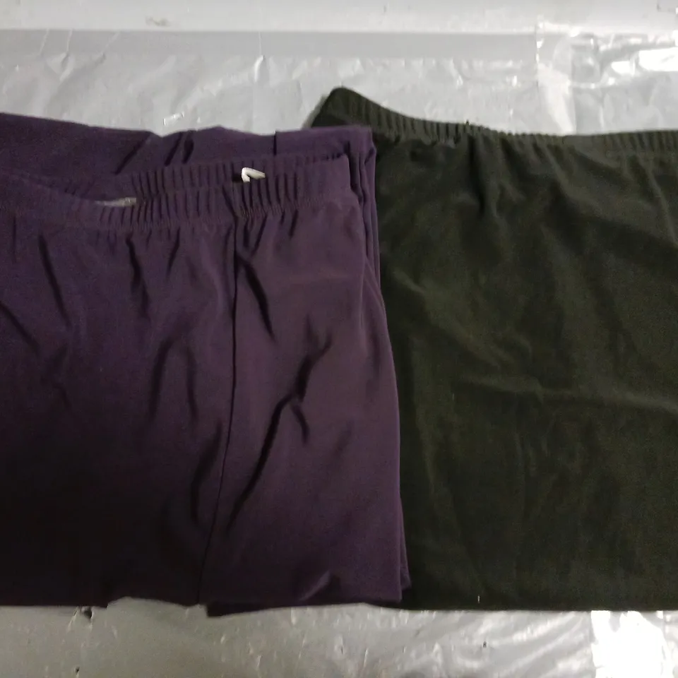 BOX OF APPROXIMATELY 10 ASSORTED CLOTHING AND FASHION ITEMS IN VARIOUS STYLES, SIZES, AND COLOURS / COLLECTION ONLY 