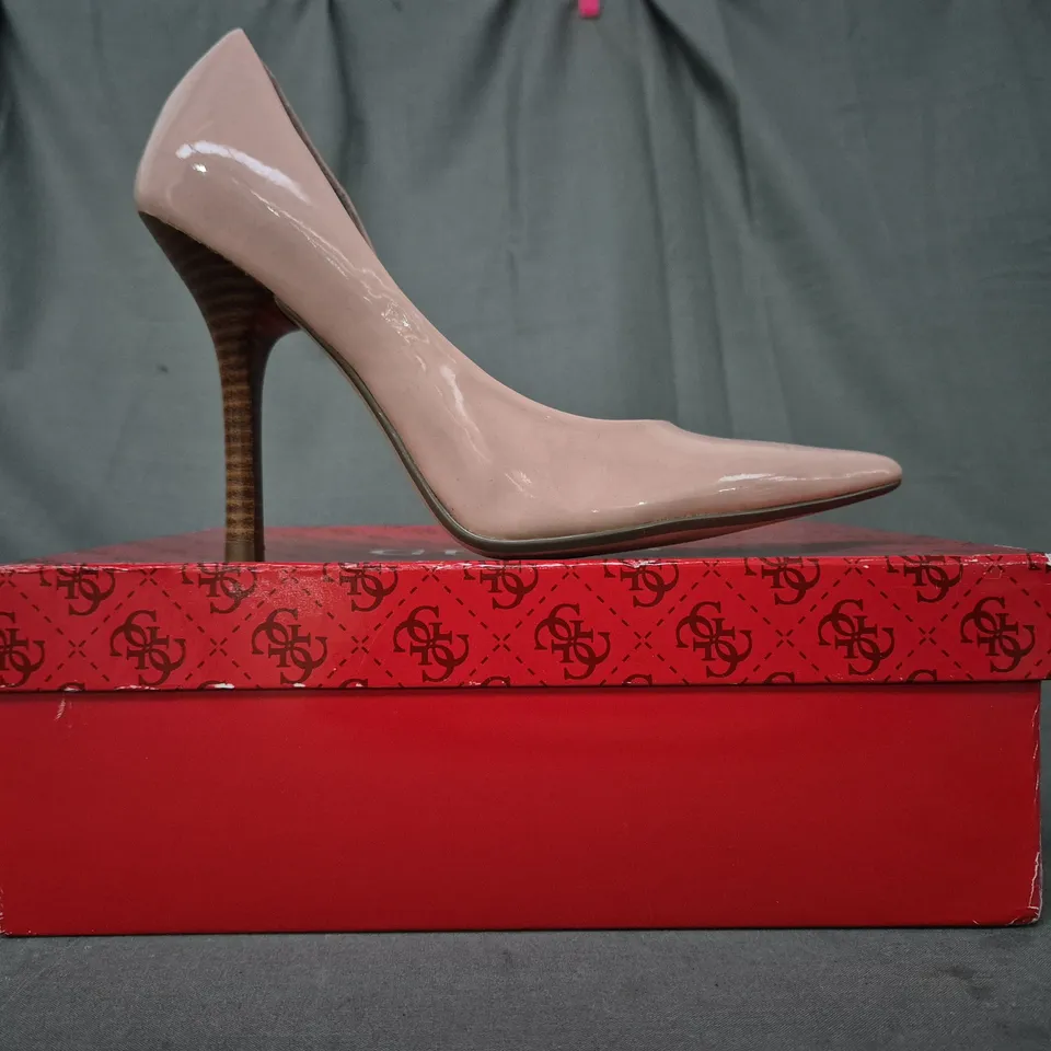 BOXED PAIR OF GUESS POINTED TOE HIGH HEEL SHOES IN NUDE SIZE 5.5