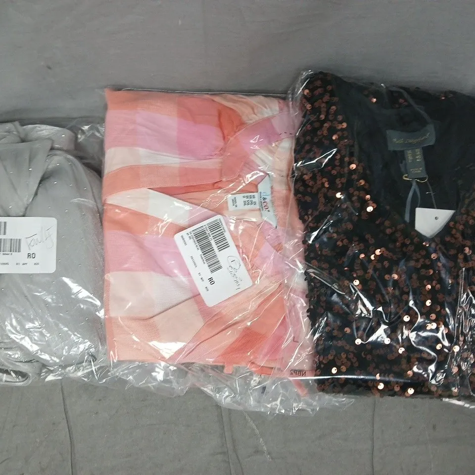 BOX OF APPROXIMATELY 10 ASSORTED HOUSEHOLD AND CLOTHING ITEMS IN VARIOUS STYLES, SIZES, AND COLOURS - COLLECTION ONLY