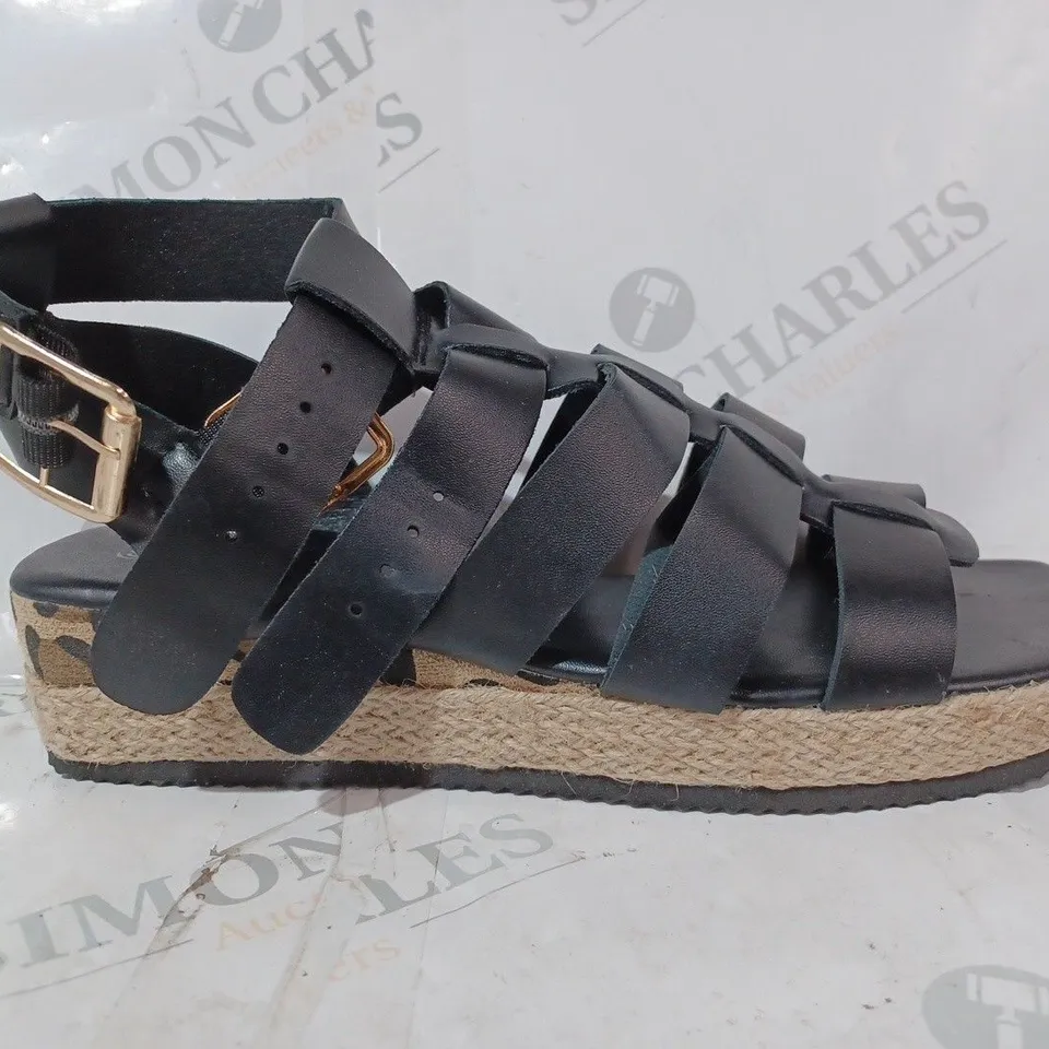 BOXED PAIR OF UNBRANDED OPEN TOE STRAPPY SANDALS IN BLACK EU SIZE 39