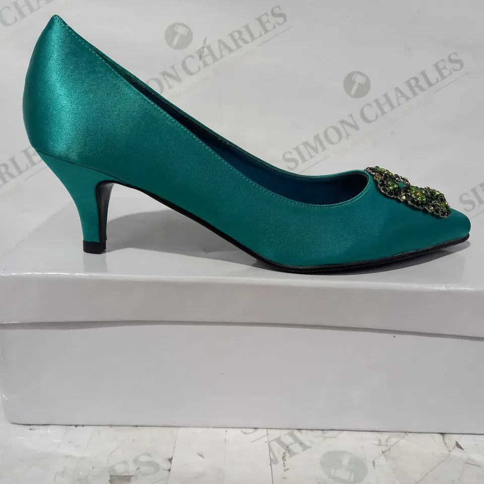 BOXED PAIR OF BAOYAFANG CLOSED TOE LOW HEEL SHOES IN TEAL SATIN W. JEWEL EFFECT SIZE UNSPECIFIED