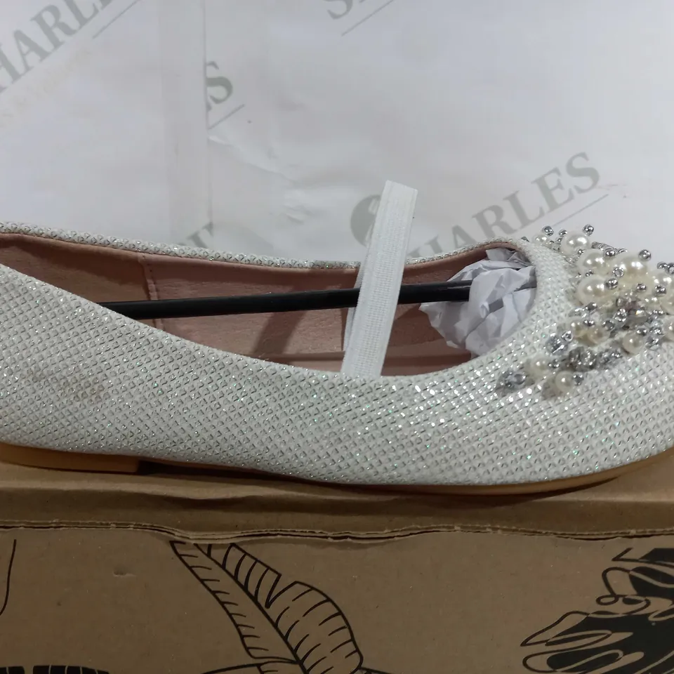 BOXED PAIR OF DESIGNER DECORATED OVERSTRAP SHOES IN WHITE - EU 32