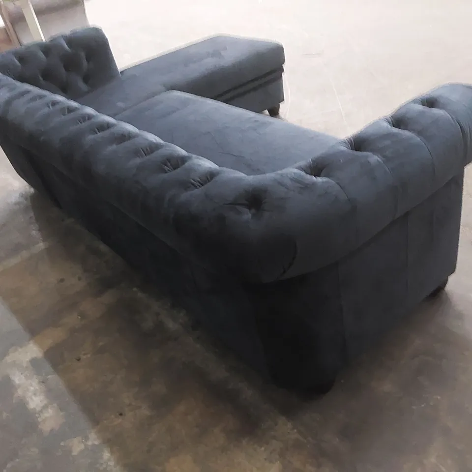 DESIGNER CHESTERFIELD STYLE VELVET UPHOLSTERED CORNER CHAISE SOFA - NAVY