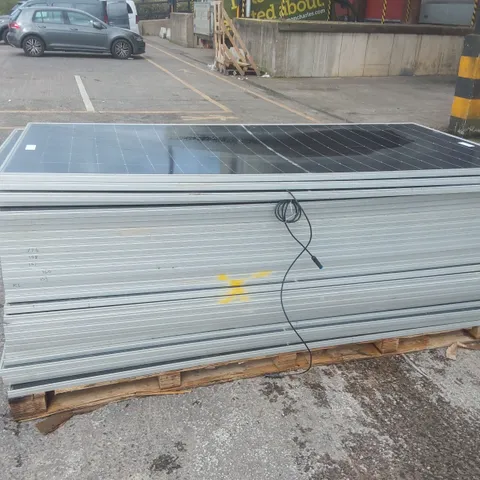 PALLET CONTAINING A LARGE QUANTITY OF SOLAR PANELS