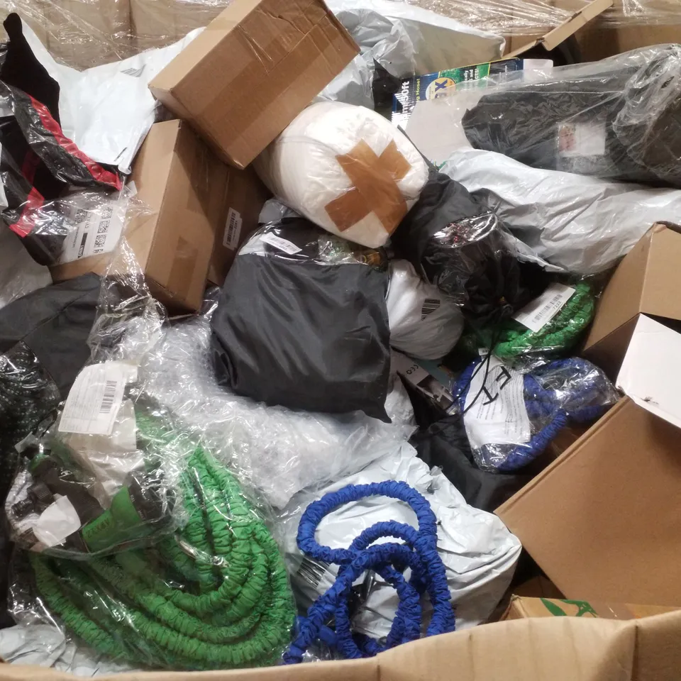 PALLET CONTAINING ASSORTED GARDEN HOSES & INFLATABLES 