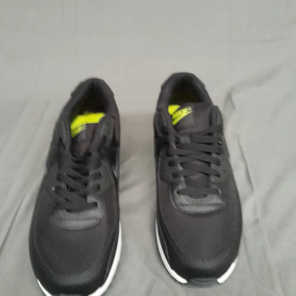 UNBOXED PAIR OF NIKE AIRMAX 90 IIN BLACK SIZE UK 9