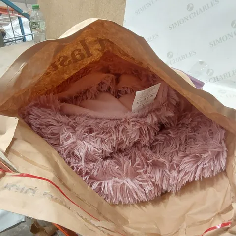BAGGED THROW BLANKET