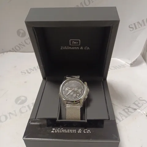 MEN’S ZIHLMANN & CO CHRONOGRAPH WATCH – MODEL ZC70 – SILVER COLOUR CASE – BLACK DIAL WITH SUB DIALS – 3ATM WATER RESISTANT – STAINLESS STEEL STRAP