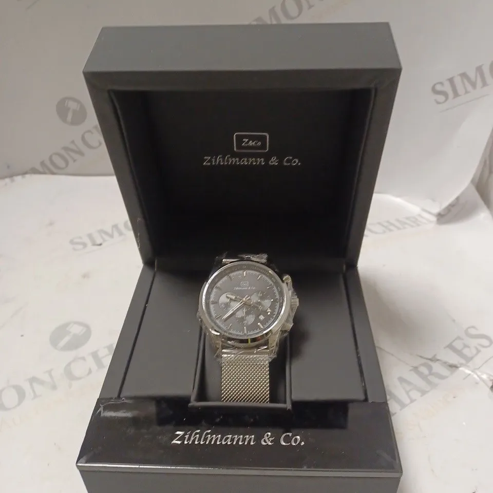 MEN’S ZIHLMANN & CO CHRONOGRAPH WATCH – MODEL ZC70 – SILVER COLOUR CASE – BLACK DIAL WITH SUB DIALS – 3ATM WATER RESISTANT – STAINLESS STEEL STRAP