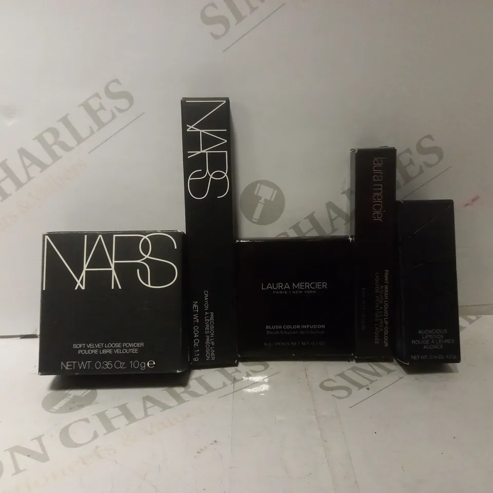 BOX OF APPROX 25 HEALTH AND BEAUTY ITEMS TO INCLUDE - NARS SOFT VELVET LOOSE POWDER HEAT 1426 - LAURA MERCIER BLUSH COLOUR INFUSION - NARS AUDACIOUS LIPSTICK ECT 
