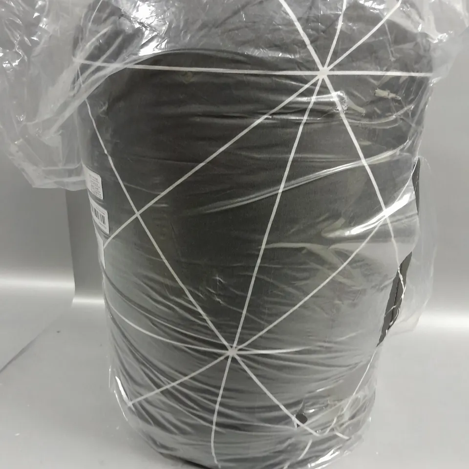 THROW BLANKET IN GREY/WHITE - 203cm x 229cm