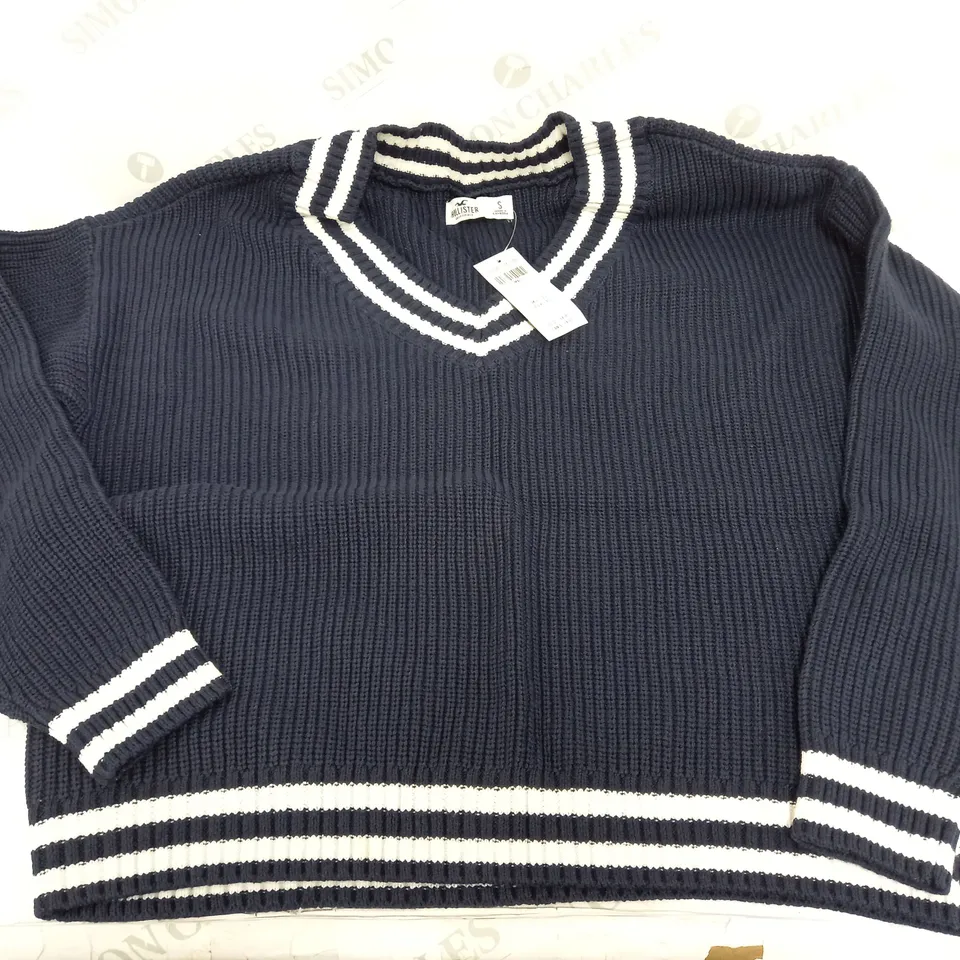HOLLISTER V-NECK SWEATER IN NAVY/WHITE - SMALL