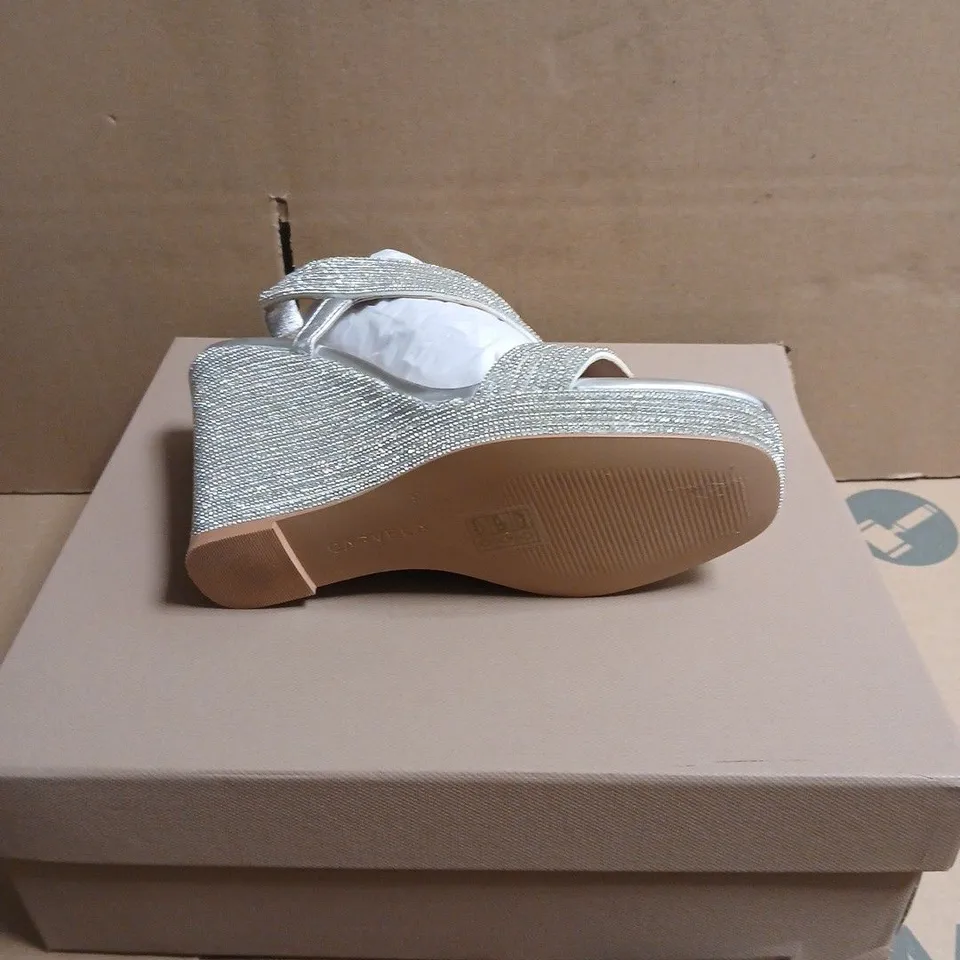 BOXED PAIR OF CARVELA GALA WEDGE JEWEL SANDALS – WOMEN'S SILVER, UK 4