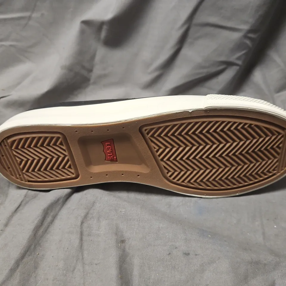 LEVI'S BLACK CANVAS SNEAKERS – UK 7 (US 8)