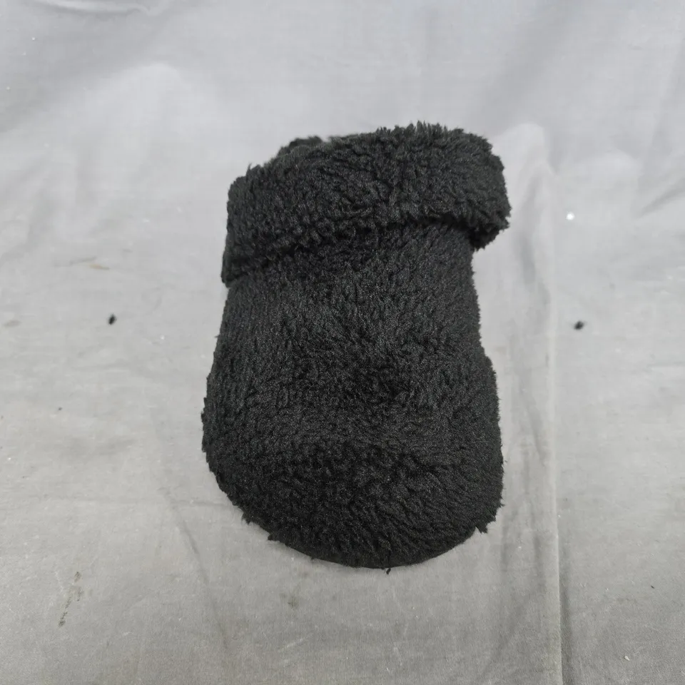 UNBOXED PAIR OF CROCS CLASSIC COZZZY SLIPPERS IN BLACK SIZE UK M3/W4