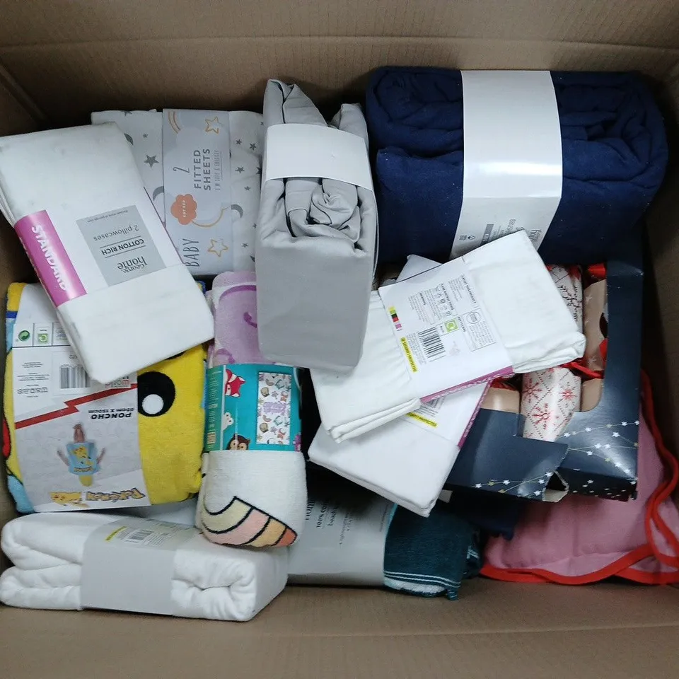 APPROXIMATELY 25 ASSORTED ITEMS TO INCLUDE CRACKERS, BEACH TOWEL, BEDDING, ETC - COLLECTION ONLY