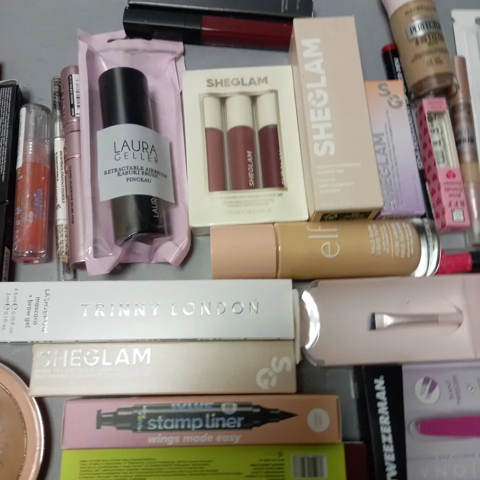 LOT OF APPROXIMATLEY 30 ASSORTED HEALTH AND BEAUTY ITEMS TO INCLUDE ESTEE LAUDER DOUBLE WEAR, SHEGLAM FOUNDATION AND TRINNY LONDON MASCARA