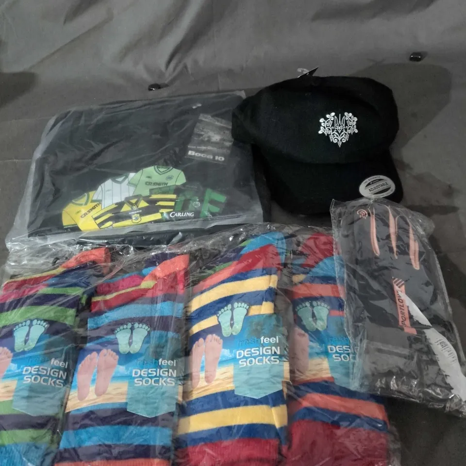 BOX OF APPROXIMATELY 20 ASSORTED CLOTHING ITEMS TO INCLUDE SOCKS, CAP, GLOVES, CELTIC T SHIRT ETC 