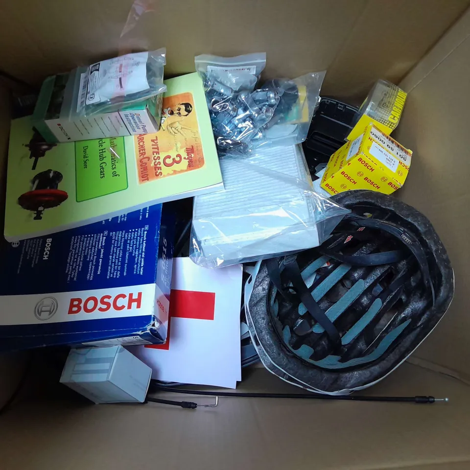 BOX OF ASSORTED CAR ITEMS TO INCLUDE AIR COMPRESSOR - ANT IFOG SPRAY - LERNER PLATE / COLLECTION ONLY 