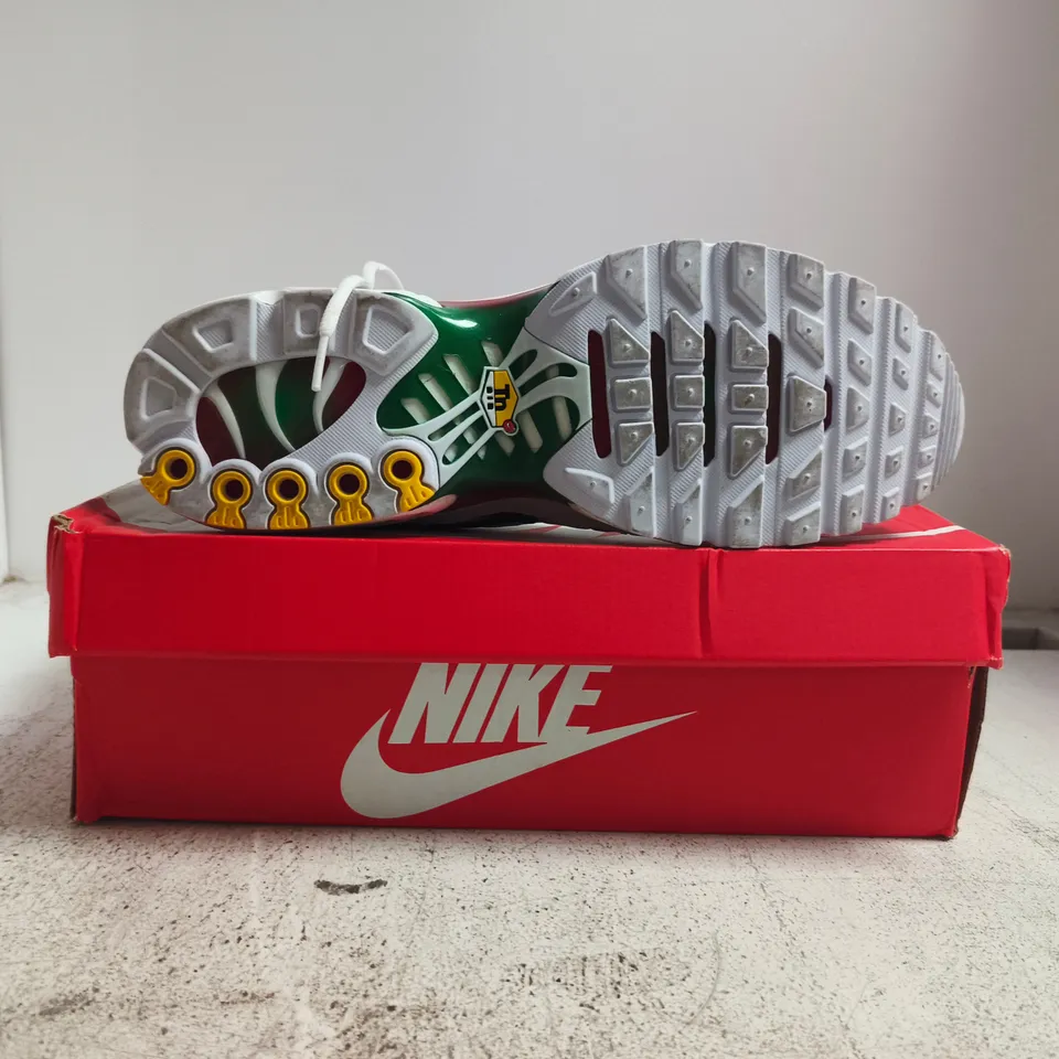 BOXED PAIR OF NIKE AIR MAX PLUS TRAINERS IN WHITE/RED/GREEN SIZE UK 11.5