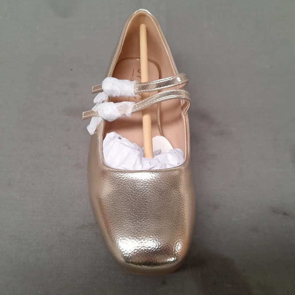 BOXED PAIR OF OFFICE SHOES IN METALLIC GOLD EU SIZE 38