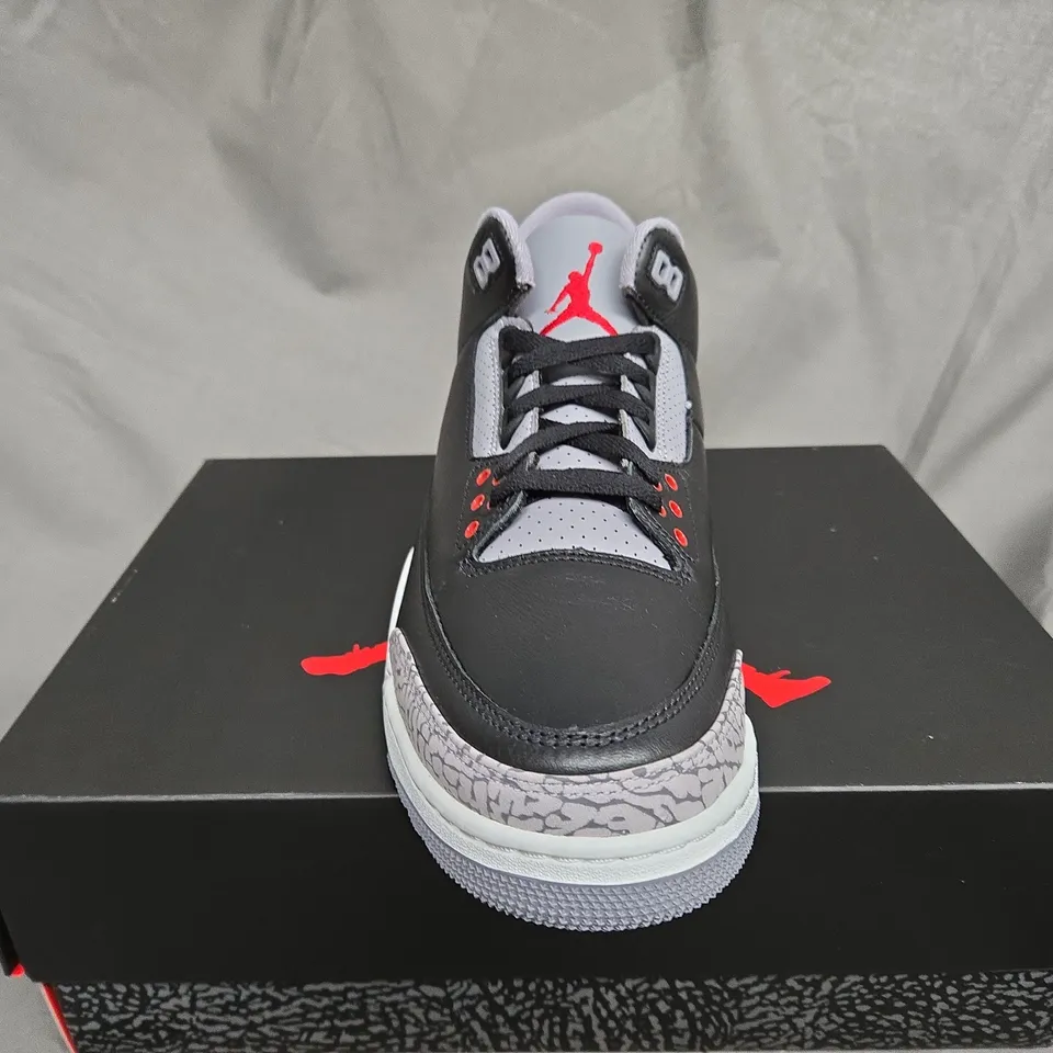 BOXED PAIR OF NIKE AIR JORDANS 3 RETRO IN BLACK & GREY - UK 8.5