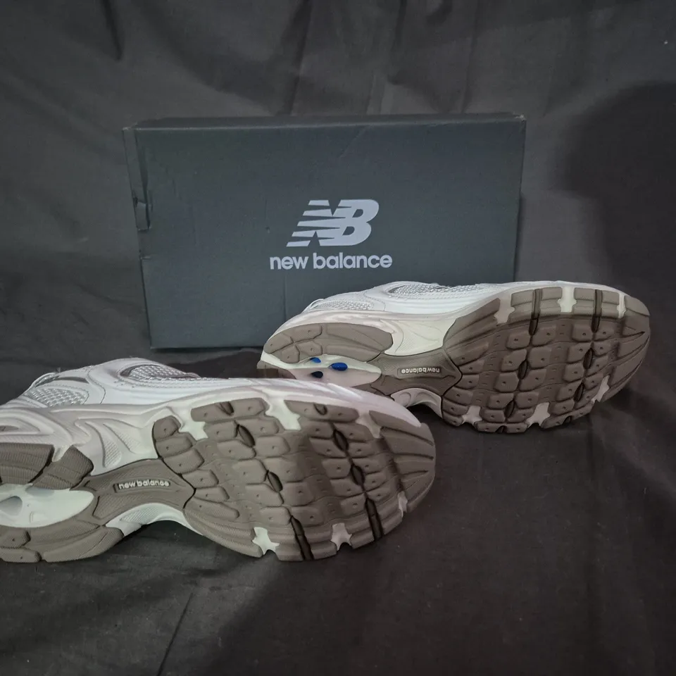 BOXED PAIR OF NEW BALANCE 430S WHITE/BROWN - UK 4.5