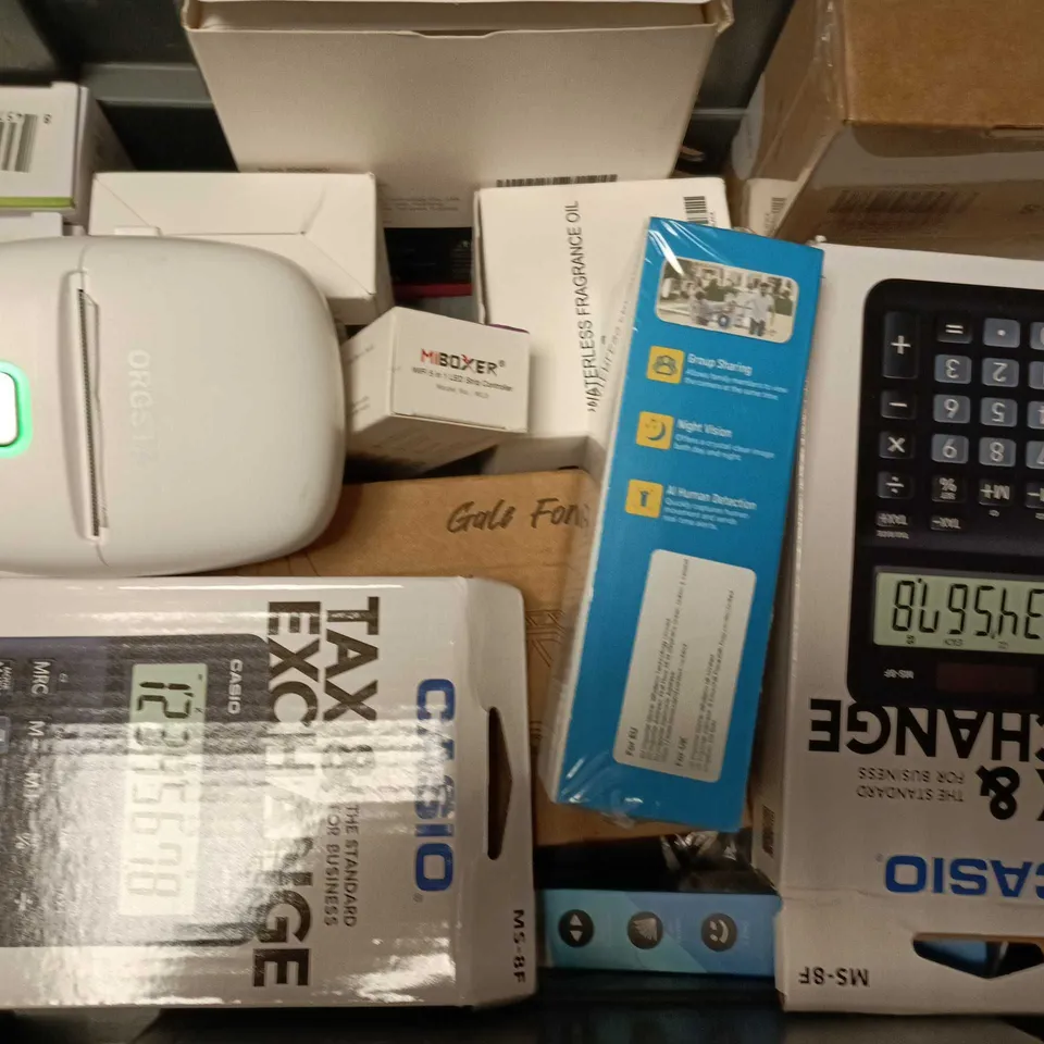 APPROXIMATELY 12 ASSORTED ELECTRICAL ITEMS TO INCLUDE CASIO TAX & EXCHANGE CALCULATOR, DOORBELL CAMERA, FEATWELL DIFFUSER, ETC