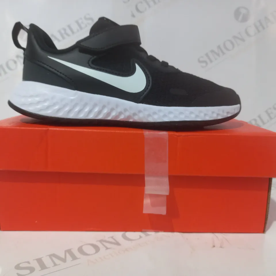 BOXED PAIR OF NIKE REVOLUTION 5 KIDS SHOE SIN BLACK/WHITE UK SIZE 11