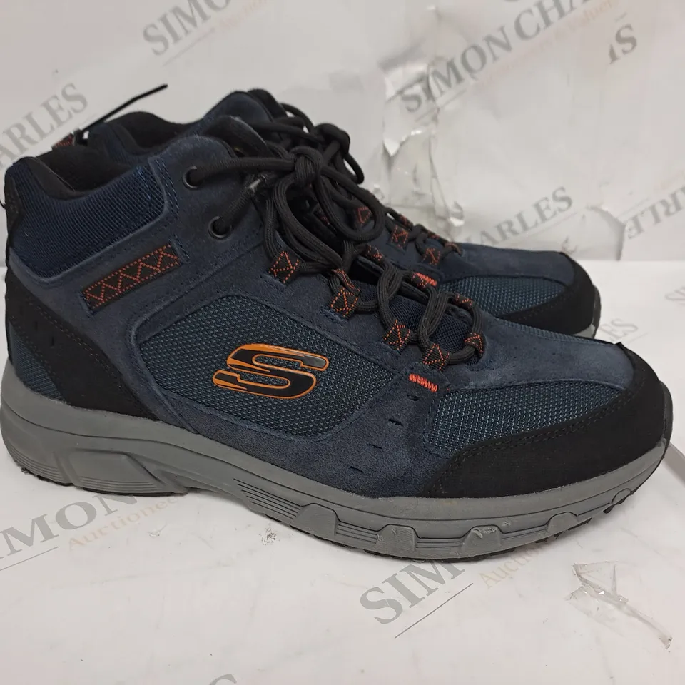 BOXED SKECHERS MEN'S OAK CANYON MID TOP LACE BOOTS, NAVY - SIZE 9