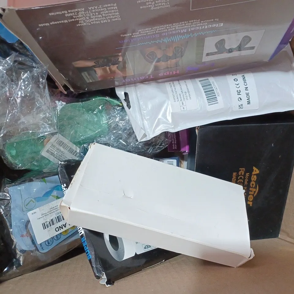 BOX OF APPROXIMATELY 10 ASSORTED HOUSEHOLD ITEMS TO INCLUDE POWER BANK, USB COLOUR HUMIDIFIER, MAGNETIC AIR VENT MOUNT, ETC