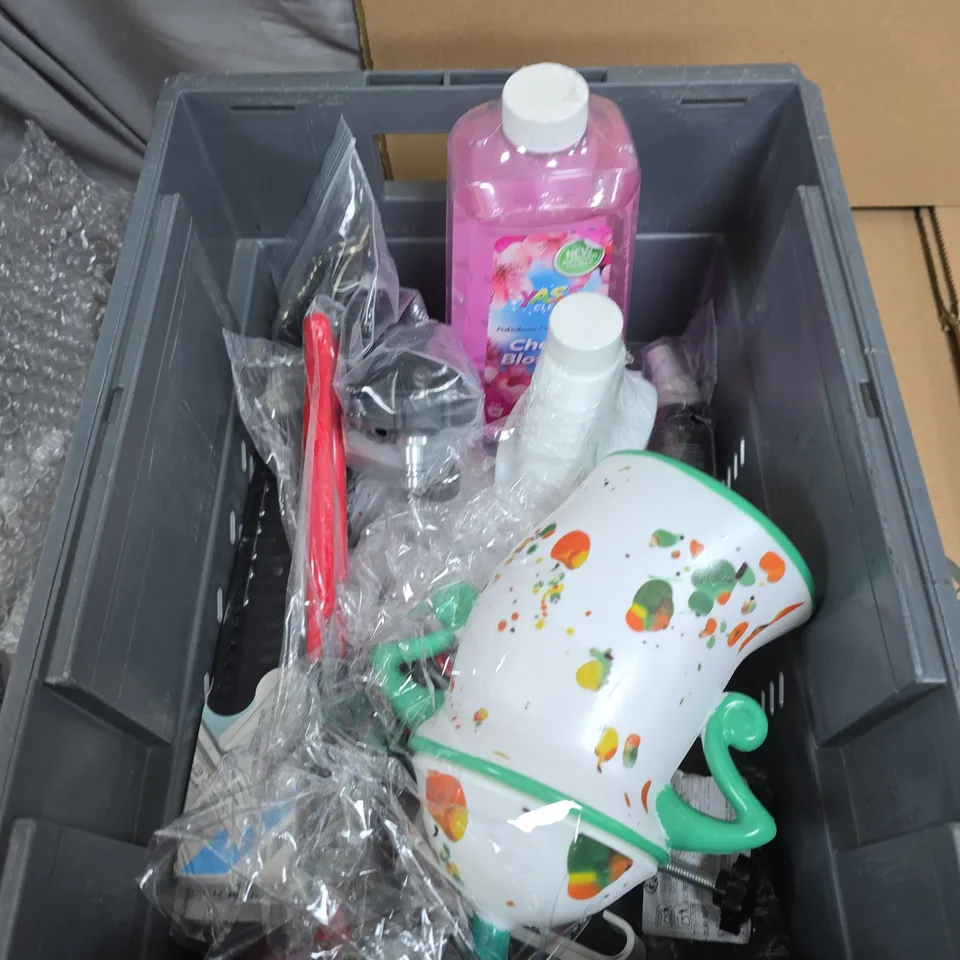 APPROXIMATELY 12 ASSORTED HOUSEHOLD PRODUCTS TO INCLUDE EMOJI MAGNETS, DRAWER SLIDES AND FELLOWES KEYBOARD WRIST REST