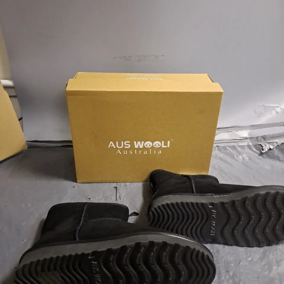 BOXED PAIR OF AUS WOOLI BONDI BLCK UK 7