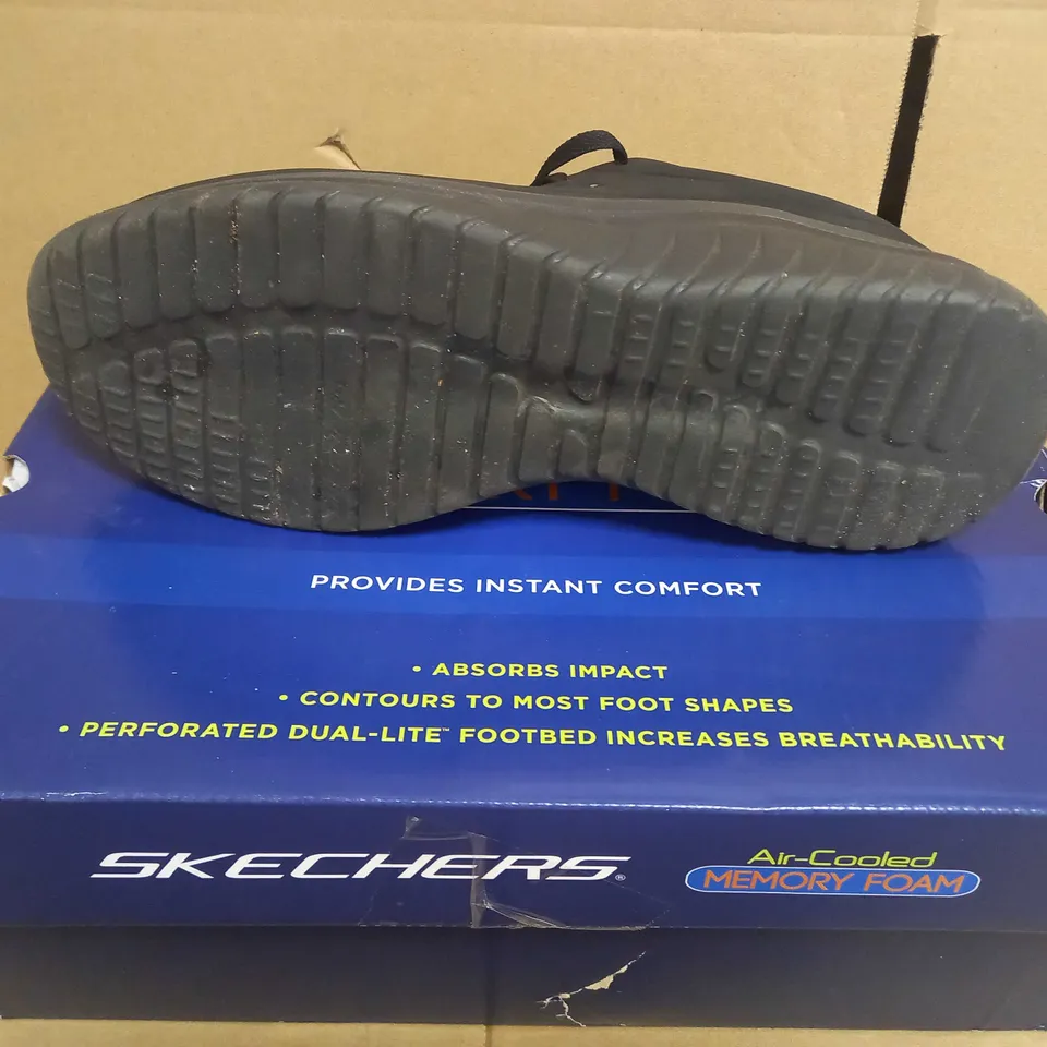 BOXED PAIR OF SKECHERS AIR COOLED MEMORY FOAM SHOES IN BLACK UK SIZE 9