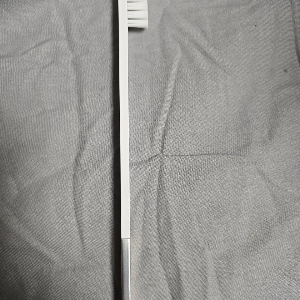 APPROXIMATELY 140 APRIORI WHITE/SILVER TOOTHBRUSH BRUSH – MEDIUM