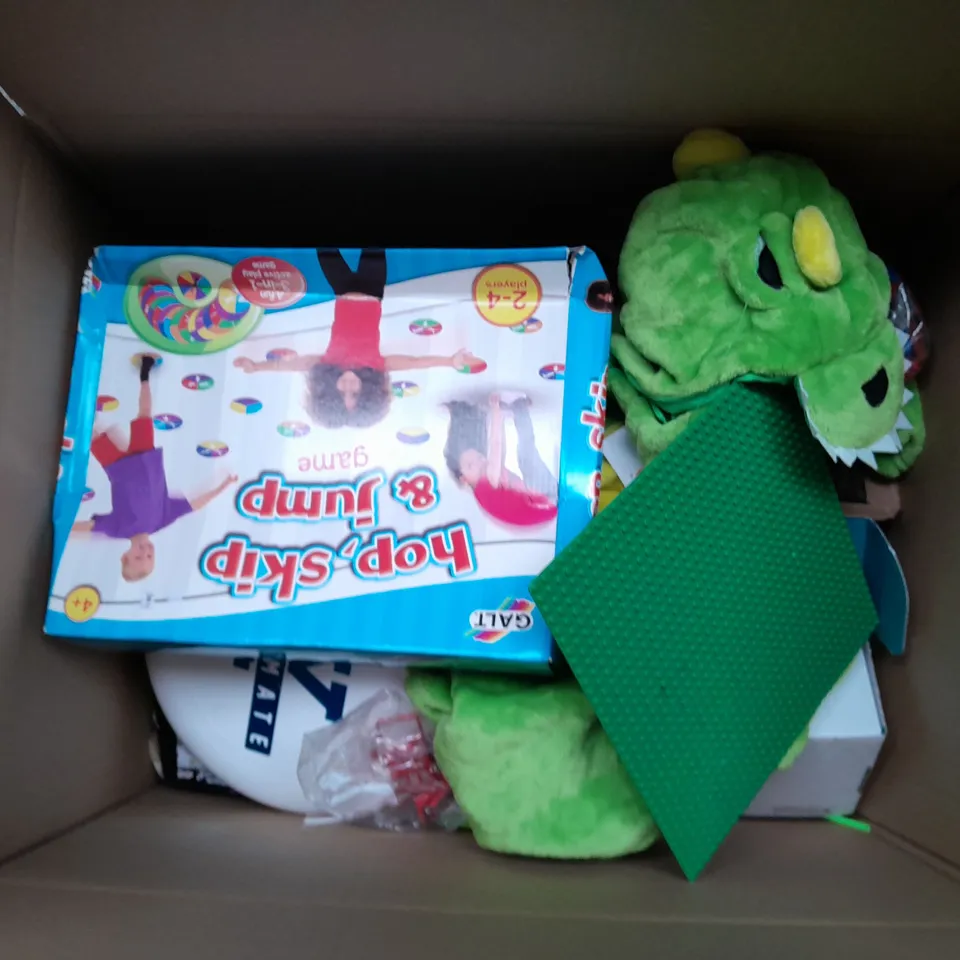 LARGE BOX OF ASSORTED TOYS AND GAMES TO INCUDE LEGO, FRISBEE AND HOP, SKIP AND JUMP