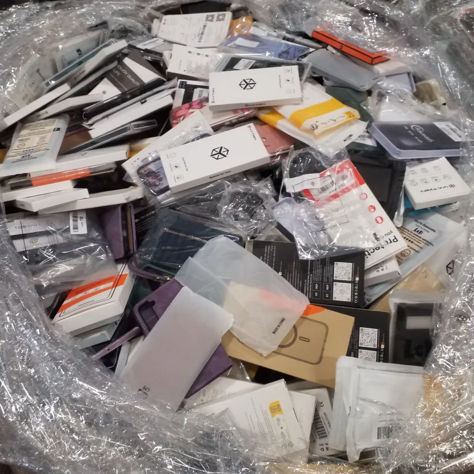 PALLET CONTAINING LARGE QUANTITY OF ASSORTED PHONE CASES