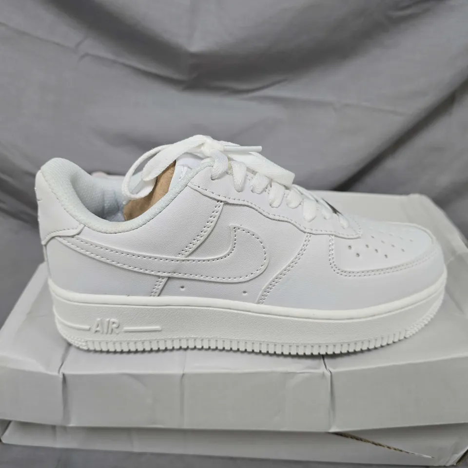BOXED PAIR OF NIKE WOMENS AIR FORCE 1 07 IN WHITE - UK 4